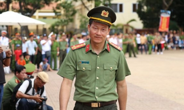 Trong thời gian giữ chức Giám đốc Công an tỉnh Đắk Lắk, thiếu tướng Vũ Hồng Văn được biết đến là một lãnh đạo năng nổ, tận tâm với công việc. (Thời điểm thiếu tướng văn còn là đại tá)