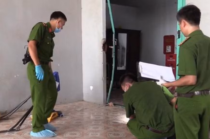 Nua dem, bo dung vat nhon dam con gai cung ban trai tu vong