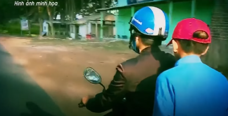 Đến ngày chuộc nhưng chưa có tiền, Vũ nghĩ đến việc bắt cóc cháu N. để tống tiền. Do chơi thân với anh trai của nạn nhân, nên Vũ dễ dàng lừa được cậu bé lên xe khi tan học võ ở trường. Vũ hứa cho bé trai 5.000 đồng nếu đi khiêng giúp đồ.