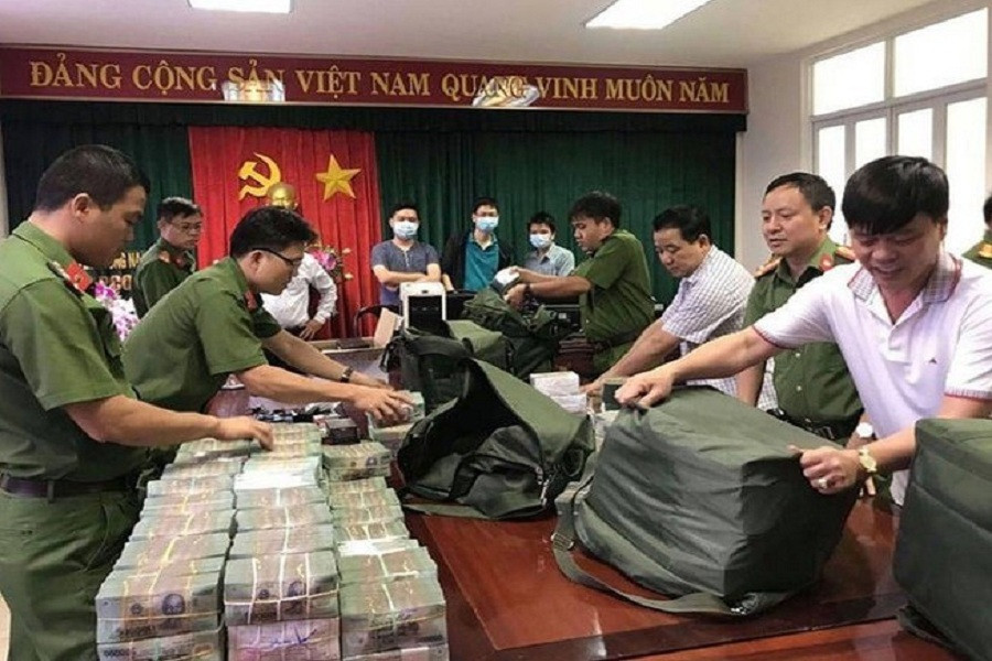 Từ tháng 3/2020 đến tháng 2/2021, Hữu cùng các bị can đã vận chuyển 48 chuyến, tổng cộng hơn 204 triệu lít xăng lậu, trị giá khoảng 2.800 tỷ đồng. Trong đó, đã tiêu thụ hơn 196 triệu lít, thu lợi hàng trăm tỷ đồng, riêng Hữu hưởng lợi hơn 105 tỷ đồng.