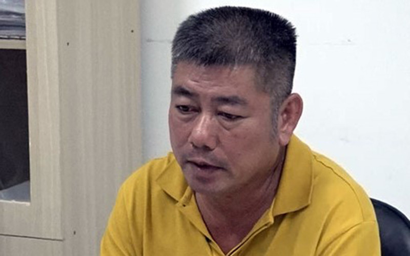 Tứ để phong bì trên vào hộc bàn tại phòng khách. Khi ra về Tứ có báo cho Thụy biết quà Tứ để trong hộc bàn, mật khẩu của thẻ ATM là 4 số cuối điện thoại của Tứ. Tứ gọi điện cho Hữu thông báo đã đưa cho Thụy 10.000 USD, 1 thẻ ATM có 100 triệu đồng nhưng có vẻ như Thụy vẫn chưa đồng ý. (Ảnh đối tượng Tứ)