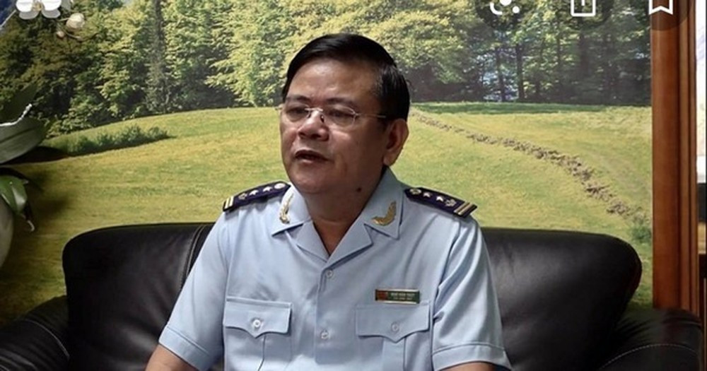 Trong quá trình tiếp nhận xăng nhập lậu, nhận được thông tin có lực lượng của Cục Điều tra chống buôn lậu (Tổng cục Hải quan) đang triển khai lực lượng để bắt giữ các tàu Nhật Minh, nên Hữu yêu cầu Tứ tìm mọi cách gặp Ngô Văn Thụy khi đó là Đội trưởng Đội 3 (Cục điều tra chống buôn lậu - Tổng Cục hải quan). 