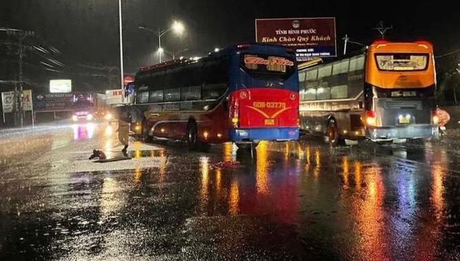  Xe khách tông xe máy giữa ngã ba, một người tử vong: Tối 8/7, trên đường ĐT741 (đoạn qua ấp 1, xã Tân Lập, H.Đồng Phú, tỉnh Bình Phước) xe khách BS: 60B-037.79 (chưa rõ tài xế điều khiển) đã va chạm vào xe máy mang BS: 34F8-7553 do ông Đàm Văn Thái (58 tuổi, ngụ tỉnh Đắc Lắc) điều khiển. Sau va chạm, ông Thái cùng xe máy văng trên đường hàng chục mét, nạn nhân không qua khỏi. 