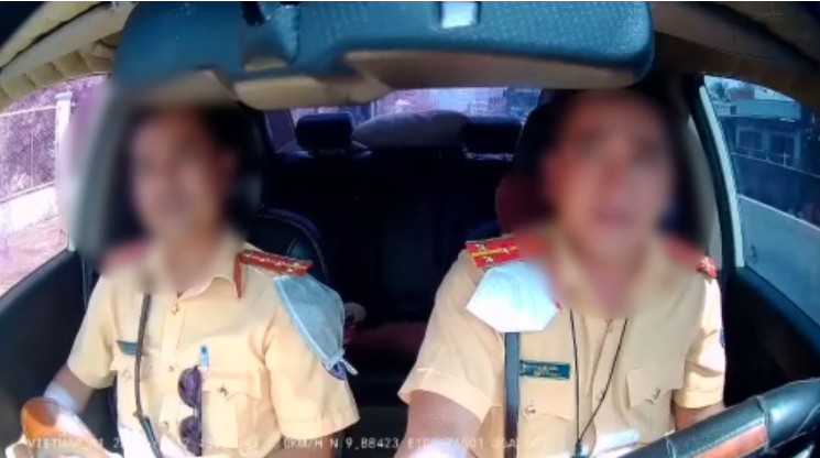  Chủ tịch tỉnh Hậu Giang chỉ đạo xử lý vụ clip liên quan 2 CSGT: Tối 8/7, ông Đồng Văn Thanh - Chủ tịch UBND tỉnh Hậu Giang, cho biết trong cuộc họp 6 tháng vừa qua đã chỉ đạo giao Giám đốc Công an tỉnh Hậu Giang tiến hành rà soát, xem xét xử lý vụ clip 2 CSGT theo đúng quy định. Trước đó, Công an tỉnh Hậu Giang đã xác nhận danh tính 2 CSGT trong video là đại úy Lê Vũ Đức và đại úy Phan Thành Đỉnh, cán bộ Phòng CSGT Công an tỉnh Hậu Giang. Giám đốc Công an tỉnh đã chỉ đạo Phòng CSGT tổ chức kiểm điểm làm rõ mức độ sai phạm và đề xuất hình thức xử lý theo quy định.