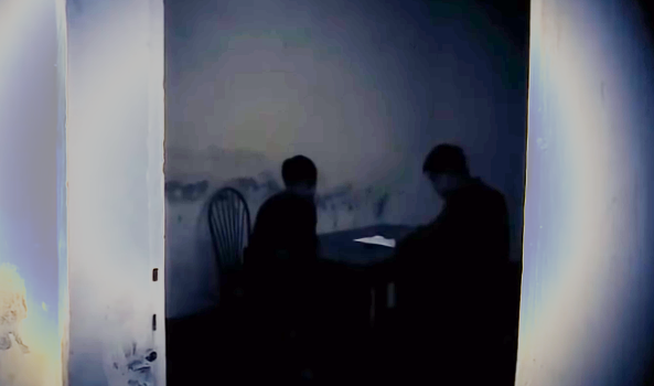 Người lái chiếc xe taxi cho biết thêm, vị khách ấy khoảng 30 tuổi, tóc vuốt keo, có đội mũ màu trắng, dáng người dong dỏng. Đặc biệt, trên cổ, phần yết hầu của vị khách có hình xăm to bằng bàn tay. Do tối trời nên người lái xe cũng không nhìn rõ đó là hình xăm gì, tuy nhiên anh "láng máng" đoán đó là hình xăm một con chim. Phần tay của người đàn ông cũng có hình xăm.