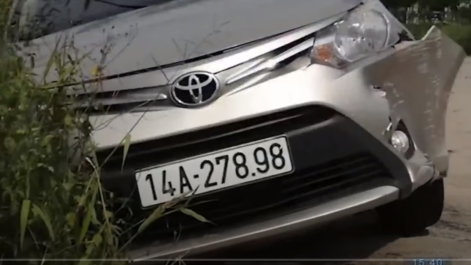 Qua rà soát, người dân xung quanh cho hay họ chưa từng gặp nạn nhân lần nào, đây chắc chắn là người từ nơi khác đến, không phải ở địa phương. Trong lúc các điều tra viên vẫn đang phân tích các chứng cứ tại hiện trường thì một tổ trinh sát báo về, cách nơi thi thể nam giới kia được phát hiện không xa có một xe ô tô bị bỏ lại ven đường.