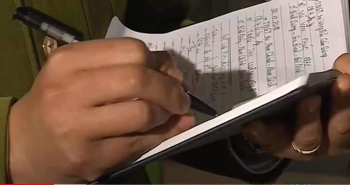 Từ đây, qua làm việc với hãng, các trinh sát được biết chiếc xe trên là do anh Dương Văn H. (31 tuổi, trú tại phường Cẩm Đông, Cẩm Phả, Quảng Ninh) điều khiển. Theo đó, ngày thường anh H. đón khách thông qua tổng đài của công ty, tuy nhiên vào tối 10/5/2018, anh H. đã đón khách ngoài mà không báo cho tổng đài. Chính vì thế, việc anh H. đã chở ai, đi đâu hãng không nắm được.