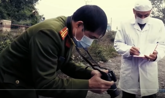 Tiến hành tìm kiếm, cơ quan Công an không phát hiện ra bất cứ giấy tờ tùy thân nào của người này. Cạnh đó, phía vệ cỏ có 1 con dao bầu, phần lưỡi, chuôi dính máu. Hiện trường vụ án là khu vực đường lớn, đông dân cư, thế nhưng việc xảy ra vụ án mạng mà không ai hay biết, chứng tỏ thời điểm gây án là vào đêm khuya, vắng vẻ.