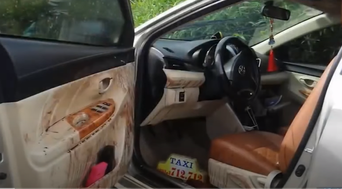 Khi khám xét chiếc xe, các điều tra viên tìm thấy nhiều vết máu loang lổ trong ca bin, đặc biệt tại phần ghế lái. Chiếc xe này đang ở tình trạng bị móp, vớ phần đầu. Phía lốp lộ các vết mòn rất mới. Những chi tiết ấy khiến các điều tra viên nhận định, người lái xe không phải cố tình vứt lại mà do xe bị sa lầy, không thể lái lên. Ghép nối các thông tin, Công an tỉnh Hải Dương đặt nghi ngờ, chiếc xe ô tô bị bỏ lại và tử thi người đàn ông nằm ven đường có liên quan tới nhau.