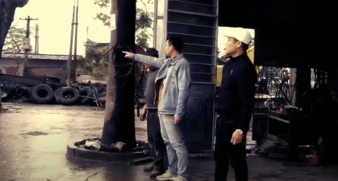 Người này kể lại, vào tối 10/5/2018, có thấy anh H. đón một thanh niên tuổi đời từ khoảng 25 đến 35 lên xe đi. Người khách ấy, trước đó đã đi một xe taxi khác, khi đến Cẩm Đông (TP Cẩm Phả) thì dừng lại, xuống bắt xe của anh H. Mặc dù chưa thể miêu tả được hình dáng của vị khách ấy, nhưng những chi tiết mà nhân chứng này cung cấp đã chỉ ra một manh mối mới, đó là chiếc taxi đầu tiên chở nghi phạm.