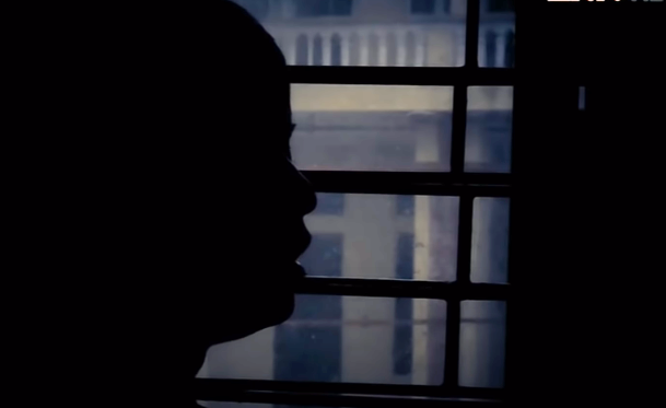 Chỉ vài giờ sau, người lái chiếc xe taxi đầu tiên chở vị khách "vãng lai" kia đã được tìm thấy. Từ đây, chân dung của tên sát nhân bí ẩn dần lộ diện. Theo người lái xe "may mắn" này, vào khoảng 20h ngày 10/5/2018, anh có đón một thanh niên từ bến đường thủy nội địa ở Cẩm Phả về khu vực phường Cẩm Đông. Do hôm đó, anh này mệt nên cả ngày chỉ chở duy nhất người thanh niên đó.