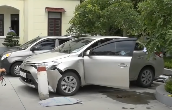 Để làm rõ hơn mối liên quan, đơn vị kỹ thuật hình sự đã tiến hành giám định mẫu máu. Kết quả cho thấy, máu của người đàn ông chết ven đường thôn Mới và máu có trên chiếc xe ô tô bị vứt bỏ là của 1 người. Trên xe ô tô, các trinh sát còn tìm thấy một biển mào taxi bị tháo rời ghi tên hãng xe tại Quảng Ninh.