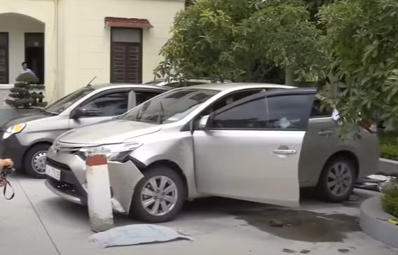 Để làm rõ hơn mối liên quan, đơn vị kỹ thuật hình sự đã tiến hành giám định mẫu máu. Kết quả cho thấy, máu của người đàn ông chết ven đường thôn Mới và máu có trên chiếc xe ô tô bị vứt bỏ là của 1 người. Trên xe ô tô, các trinh sát còn tìm thấy một biển mào taxi bị tháo rời ghi tên hãng xe tại Quảng Ninh.