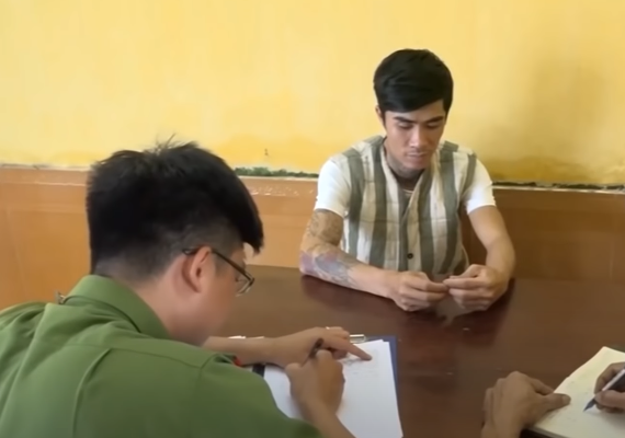 Khi đến địa phận đường thôn Mới, thấy vắng vẻ, Tuân lấy con dao bầu bất ngờ cứa cổ, đâm nhiều nhát khiến anh H. tử vong. Tuân vứt thi thể của anh này ở lại ven đường rồi lái xe bỏ chạy. Trên đường đi, xe bị trật bánh xuống mép đường. Tuân cố gắng điều khiển nhưng xe không thể lên được. Gã quyết định vứt xe lại, đi bộ rời khỏi hiện trường. Gã bắt xe về nhà, vứt chiếc áo còn dính máu vào chậu nước rồi quay ra TP Hải Dương và gặp bạn gái.