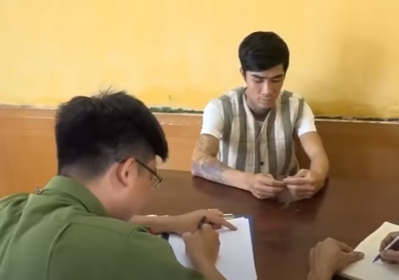 Khi đến địa phận đường thôn Mới, thấy vắng vẻ, Tuân lấy con dao bầu bất ngờ cứa cổ, đâm nhiều nhát khiến anh H. tử vong. Tuân vứt thi thể của anh này ở lại ven đường rồi lái xe bỏ chạy. Trên đường đi, xe bị trật bánh xuống mép đường. Tuân cố gắng điều khiển nhưng xe không thể lên được. Gã quyết định vứt xe lại, đi bộ rời khỏi hiện trường. Gã bắt xe về nhà, vứt chiếc áo còn dính máu vào chậu nước rồi quay ra TP Hải Dương và gặp bạn gái.