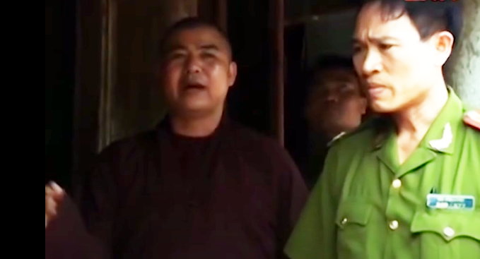 Những ngày nằm vùng tại cơ sở, cơ quan điều tra đã thu được một nguồn tin rất đáng chú ý. Một số người dân thôn Ngô Xá làm quản chùa trước đây có mâu thuẫn với sư thầy Thích Quảng Bình. Nhóm người này đã từng tố cáo sai sự thật kích động người dân để đuổi sư thầy ra khỏi chùa. Từ nguồn tin quý giá này kết hợp với giám định của Viện khoa học hình sự Bộ Công an, ban chuyên án đã nhận định được động cơ, từ đó khoanh vùng những đối tượng có liên quan tới sư thầy Thích Quảng Bình.