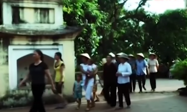 Người dân đổ đến chùa rất đông, ai cũng bức xúc về hành động của những kẻ phá hoại ngôi chùa cổ có tuổi đời hàng trăm năm tuổi và cũng là nơi để mọi người dân được hướng đến làm những điều thiện ích trong cuộc sống. Sau khi nhận được tin báo, Công an huyện Kim Động đã nhanh chóng có mặt tại chùa Ngô Xá để bảo vệ hiện trường, lấy lời khai của nhân chứng để phục vụ cho công tác điều tra.