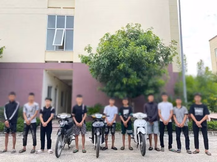Ha Tinh: Nhom thieu nien nem da xe khach, boc dau lang lach