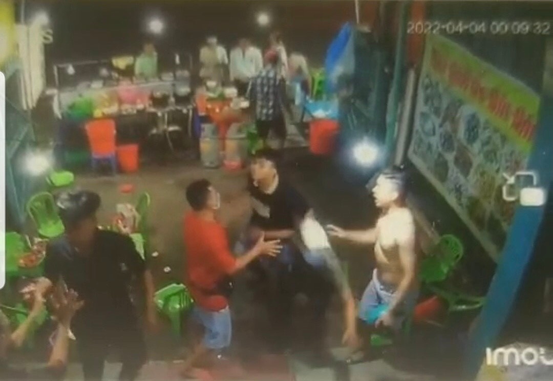 Trước đó, ngày 8/6, tại quán Ốc Nguyên (địa phận Tổ dân phố Bình Minh, thị trấn Đồi Ngô, huyện Lục Nam) đã xảy ra mâu thuẫn, xô xát giữa 2 nhóm thanh niên ngồi ăn đêm. Cụ thể, nhóm của Hoàng Văn Cường (SN 1998, trú xã Khám Lạng, huyện Lục Nam) và nhóm của Giáp Văn Đức (SN 1996, trú thị trấn Đồi Ngô, Lục Nam) đã xảy ra xô xát. (Ảnh minh họa) 