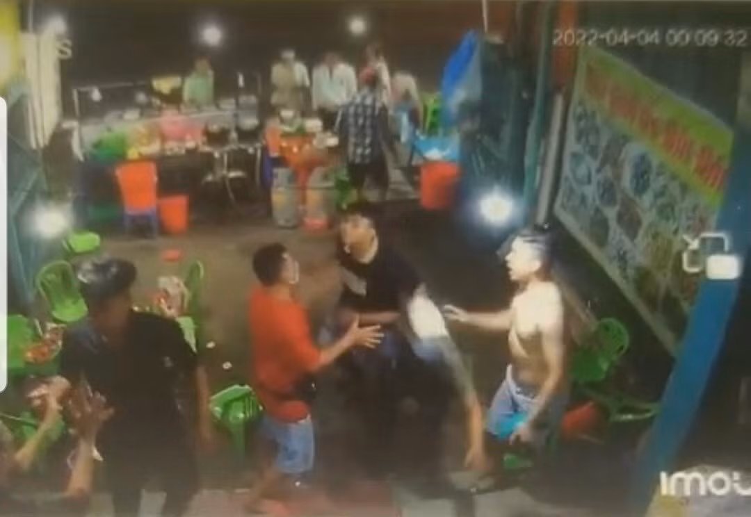 Trước đó, ngày 8/6, tại quán Ốc Nguyên (địa phận Tổ dân phố Bình Minh, thị trấn Đồi Ngô, huyện Lục Nam) đã xảy ra mâu thuẫn, xô xát giữa 2 nhóm thanh niên ngồi ăn đêm. Cụ thể, nhóm của Hoàng Văn Cường (SN 1998, trú xã Khám Lạng, huyện Lục Nam) và nhóm của Giáp Văn Đức (SN 1996, trú thị trấn Đồi Ngô, Lục Nam) đã xảy ra xô xát. (Ảnh minh họa) 