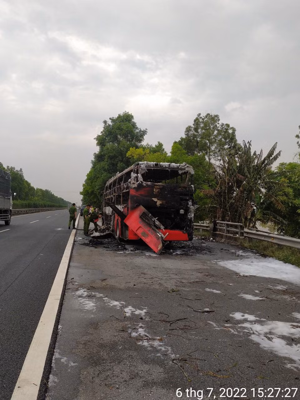 Nhận được tin báo, tổ Tuần tra kiểm soát của Đội CSGT đường bộ cao tốc số 3, Cục CSGT đã có mặt bảo vệ hiện trường và phân luồng phương tiện.