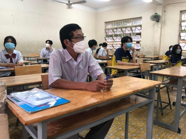 Thí sinh Nguyễn Minh Đức (58 tuổi, TP HCM) tham gia kỳ thi tốt nghiệp THPT 2022 đây là lần thứ 3. Gia đình ông có 3 người con và mỗi lần có con đi thi, ông cũng sẽ đăng ký thi cùng con. Ông Đức chia sẻ: "Đã lớn tuổi, mắt lại kém mà tối nào cũng vác cặp đi học, bà xã tôi không hài lòng lắm đâu. Nhưng bản thân tôi thì muốn thể hiện cho con cái biết về tinh thần hiếu học của ba. Từ đó, các con đừng nản lòng mỗi khi gặp khó khăn trong học tập."