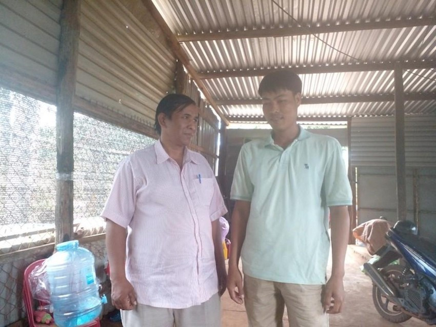 Thí sinh Y Blun Niê (49 tuổi, người dân tộc Êđê, ở huyện Ea H’leo, Ðắk Lắk) cho biết, đây lần thứ hai ông đăng ký thi tốt nghiệp THPT. Ông từng dự thi lần đầu vào năm 2019, cùng 2 con gái sinh đôi nhưng lại thiếu 0,25 điểm, không đủ điểm tốt nghiệp. Trước đây, ông Y Blun học xong tiểu học rồi ở nhà làm rẫy, sau đó quyết định học tiếp và tốt nghiệp THCS. Khi lấy vợ, sinh con, ông gác lại việc học. Sau đó, ông tham gia hoạt động Đoàn, làm Bí thư Đoàn ở buôn, rồi giữ chức trưởng buôn. Lúc đó, ông đăng ký học THPT chương trình bổ túc.