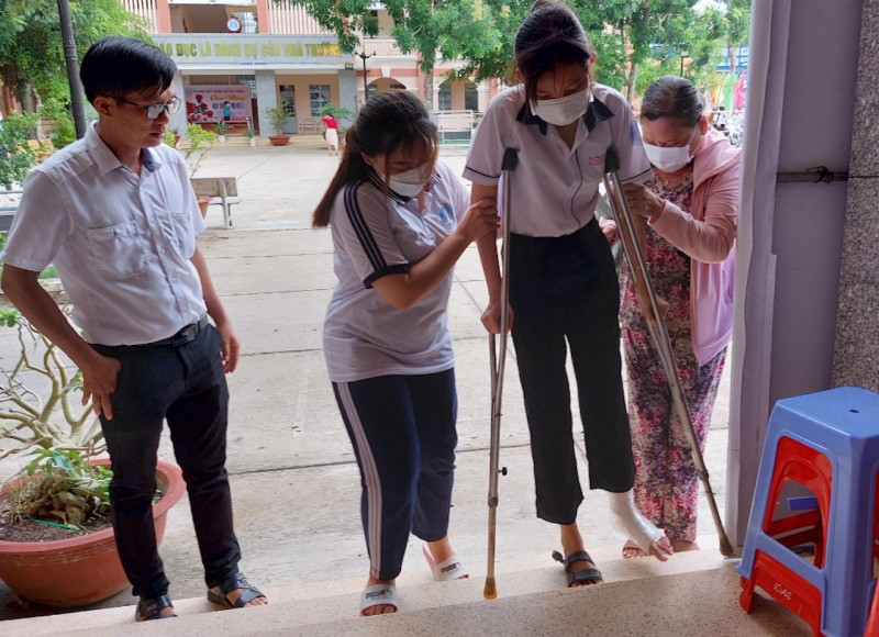 Tại điểm thi THPT TP Sóc Trăng, một hình ảnh gây ấn tượng với nhiều người khi thấy thí sinh Trần Huỳnh Thúy Hằng (ngụ xã Đại Tâm, huyện Mỹ Xuyên) đến điểm thi với chân trái bị bó bột, được các bạn chờ sẵn và dìu lên phòng thi.