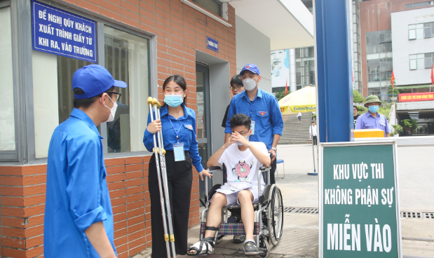 Cũng liên quan đến vấn đề sức khoẻ, ngày 7/7, Lê Đức Hoàng (học sinh Trường THPT Yên Hoà, Hà Nội) phải nhờ sự trợ giúp của các tình nguyện viên đẩy xe lăn từ ngoài cổng trường vào phòng thi dưới trời mưa.
