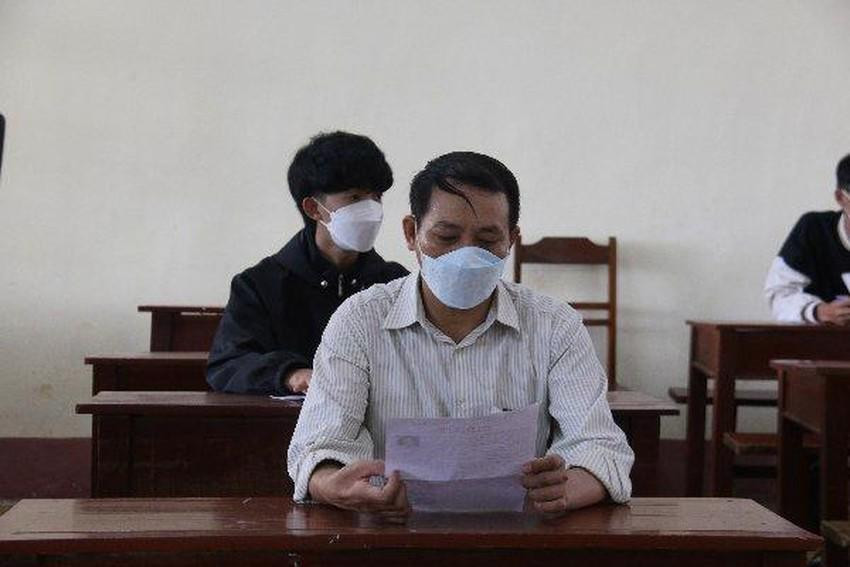 Thí sinhNguyễn Quang Giáp (53 tuổi, trú H.Đắk R’lấp, Đắk Nông) là nhân viên của Đội quản lý học viên số 1, Trường Giáo dục và giải quyết việc làm số 1 (xã Đắk R'tih, H.Tuy Đức, Đắk Nông). Về lý do đến với kỳ thi năm nay, ông Giáp chia sẻ: “Mục đích của việc đi thi là để hoàn thiện hồ sơ phục vụ cho công việc, ngoài ra để làm gương tạo động lực cho con cháu sau này tích cực học tập hơn”.