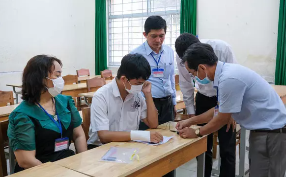 Do bị tai nạn giao thông, bàn tay bên phải của em đã bị thương, phải băng bột. Trước khi kì thi tốt nghiệp THPT 2022 diễn ra, gia đình cùng Bình đã gửi đơn lên Sở GD&amp;ĐT xin hỗ trợ, kèm theo một số giấy tờ chứng nhận từ phía bệnh viện, xác nhận trường hợp đặc biệt của Bình. Theo đó, Bình đã được Hội đồng thi tạo điều kiện bằng cách đặc cách cho thi phòng riêng, có giám thị hỗ trợ viết bài.