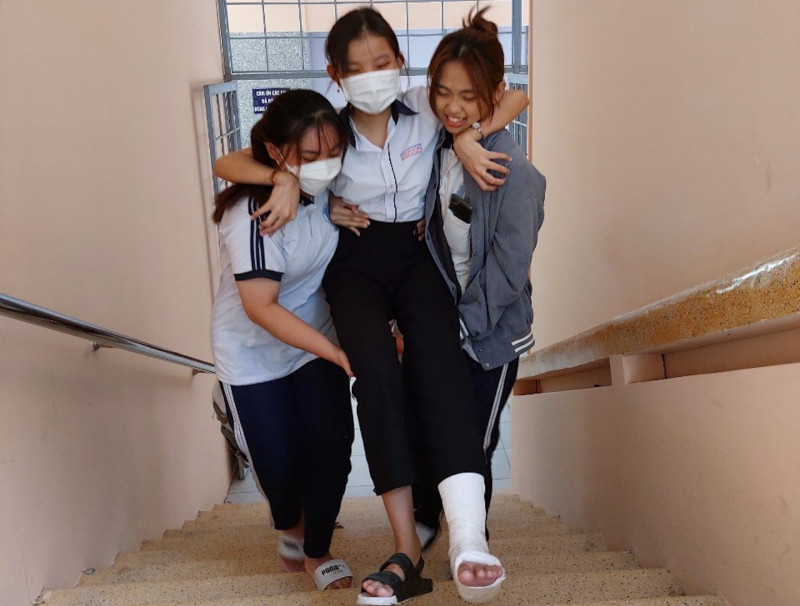 “Ngày 19/6, em đi học về thì bị một xe gắn máy va chạm. Vụ tai nạn khiến em bị gãy chân trái nên việc di chuyển trong quá trình ôn tập cũng như những ngày thi khá khó khăn vì chân rất đau. Em rất vui khi được các bạn cùng phòng đã chờ sẵn tại điểm thi và dìu em lên phòng thi ở tầng trên”, thí sinh Trần Huỳnh Thuý Hằng cho hay.
