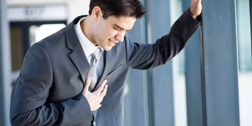 Người bị bệnh tim mạch khi cũng không nên tự ý đi bơi. Nếu có đi bơi, cần sự chỉ định và giám sát chặt của người có chuyên môn.