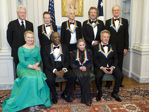 Tại buổi tiệc Kennedy Center Honors gala do Bộ ngoại giao Mỹ tổ chức ngày 1/12/2012, bà Hillary duyên dáng trong đầm xanh, nụ cười rạng rỡ.