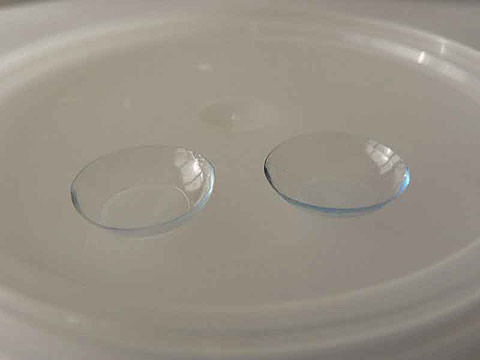 Kính áp tròng ngắn hạn. Với loại kính 1 ngày, bạn sử dụng trong vòng 8-14 giờ trong ngày rồi bỏ đi. Mặt khác còn có rất nhiều loại như kính 2 tuần, kính 1 tháng...Việc sử dụng không đúng cách hoặc quá hạn cũng gây ra những nguy hiểm khôn lường cho mắt bạn.