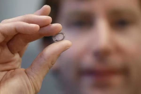 Kính tiếp xúc mềm. Loại kính này dẻo và rộng, ngậm nước 38-80%. Chúng có thể giãn ra, vừa khít để cho bờ kính phủ được ra ngoài lòng đen, có khi tới tận lòng trắng. Vì thế, người đeo sẽ dễ dàng thích nghi với loại kính này. Nhược điểm của nó là dễ nứt vỡ, hay bị tích tụ các protein và nhầy nhớt, cần chăm sóc kỹ càng hơn.