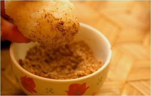 Xôi nếp gà gáy: Nếp gà gáy thân dài, hạt to, khi đem đồ xôi chín nhanh, dẻo thơm, chấm với muối vừng hoặc ăn kèm gà đồi nướng. Ảnh: Phuthopost.com.