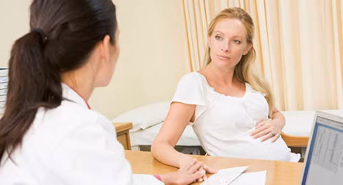 Đừng quên giấy chứng nhận y tế. Các hãng hàng không thường sẽ từ chối phục vụ những hành khách có bầu từ 34 tuần trở lên. Tuy nhiên, để chắc chắn, hãy gọi trước cho nhân viên chăm sóc khách hàng của các hãng để tìm hiểu quy định về hành khách có thai cũng như những ưu tiên nếu có. Thường họ sẽ yêu cầu bạn điền vào một mẫu đăng ký đặc biệt kèm theo giấy chứng nhận y tế để hoàn thành các thủ tục lên máy bay.