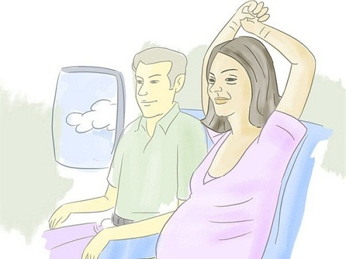 Vận động nhẹ. Để cho khí huyết lưu thông, giảm sưng phù ở nhiều bộ phận trên cơ thể, các chị em nên thực hiện các bài tập nhỏ trong suốt chuyến bay để không cảm thấy khó chịu và mệt.
