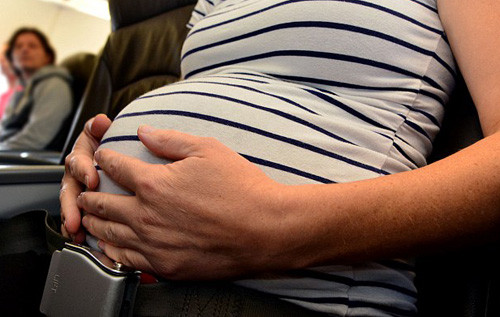 Nên chọn chỗ ngồi phía giữa khoang máy gần cánh máy bay để giảm thiểu dao động rung lắc khi vào vùng nhiễu loạn áp suất, hay khi va vào mây. Nên chọn ghế ngồi cạnh lối đi để dễ dàng đứng lên đi lại hoặc tới phòng vệ sinh, vị trí này cũng có khoảng trống để cử động cơ thể, chân tay. Trong khi bay, thỉnh thoảng nên đứng dậy, đi lại trong máy bay để xương khớp, cơ bắp vận động tránh đau nhức.