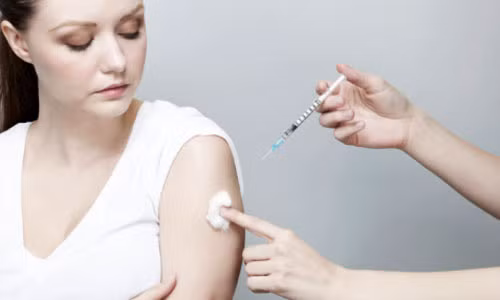 Thuốc tiêm tránh thai. Đây là loại nội tiết chỉ có progestin (không có thành phần oestrogen như viên thuốc uống tránh thai kết hợp), có tên gọi depoprovera. Mỗi mũi tiêm bắp có tác dụng tránh thai trong vòng 3 tháng. Thuốc có hiệu quả cao, rất tiện cho phụ nữ không có điều kiện uống viên tránh thai hằng ngày. Hiệu quả là 97%, có nghĩa 100 phụ nữ dùng thuốc trong một năm thì có 3 người mang bầu.