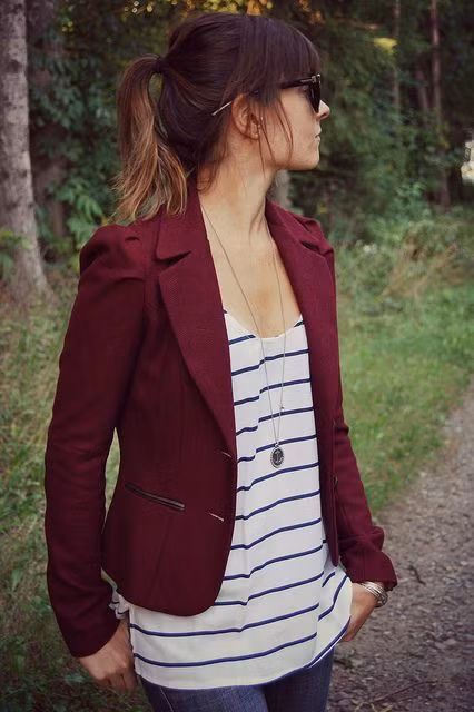 Mảnh mai cùng blazer. Blazer vốn là kiểu áo dành cho các quý ông nên kể cả khi được thiết kế riêng cho phái đẹp, nó cũng không bao gồm mục đích “tôn” lên vòng một. Vòng một nhỏ, thậm chí “phẳng lì” sẽ giúp bạn tiết chế những khe hở không cần thiết mà một chiếc blazer phải có khi mặc vào. Nó chỉ cần vừa vặn với cơ thể và ôm lấy chiếc áo sơ mi mặc trong của bạn thay vì… phồng lên ở chỗ mà ai cũng biết đó là gì.