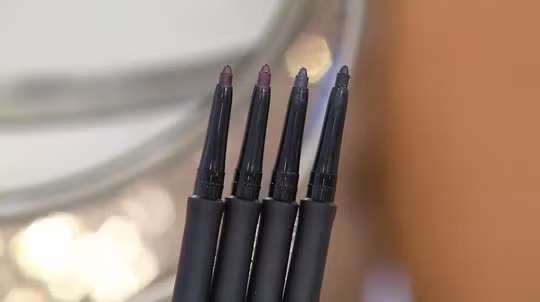 Các loại chì kẻ mắt, môi và chân mày (liner): Thông thường, chì sử dụng trong vòng từ 2 năm đến 3 năm. Riêng loại chì kẻ nước dành cho mắt (liquid eye liner) chỉ có hạn dùng trong 3 tháng.