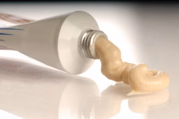 Kem dưỡng da. Kem dưỡng da có tuổi thọ ngắn đáng ngạc nhiên và cũng có dấu hiệu rất rõ ràng để nhận ra. Khi kem bắt đầu chuyển sang màu nâu hay vàng, bạn nên khẩn trương quăng nó đi. Để kéo dài tuổi thọ của kem dưỡng da, bạn nên bảo quản nó ở trong các thùng kín, thậm chí có thể lưu trữ trong tủ lạnh của bạn.