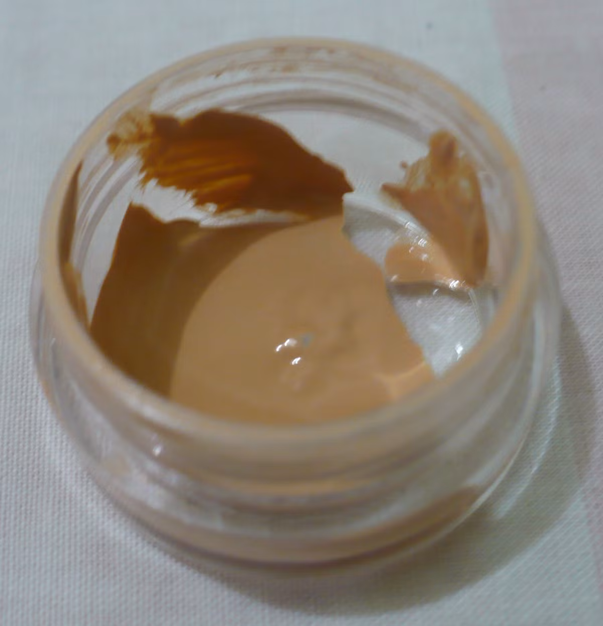 Kem che khuyết điểm. Với kem che khuyết điểm, sau khi mở hộp, bạn nên sử dụng trong vòng một năm. Để bảo quản kem cho tốt, bạn nên dùng tay sạch để thoa, tránh dùng chung mỹ phẩm với người khác.