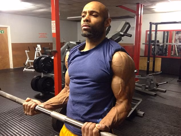 Trevor cho biết: "Chúng tôi bắt đầu tập luyện cùng nhau khi mới 15 tuổi. Lúc đó, chúng tôi còn quá nhỏ và không đủ tiền để đi tập tại các trung tâm, nên phải tập ở nhà với nhau".