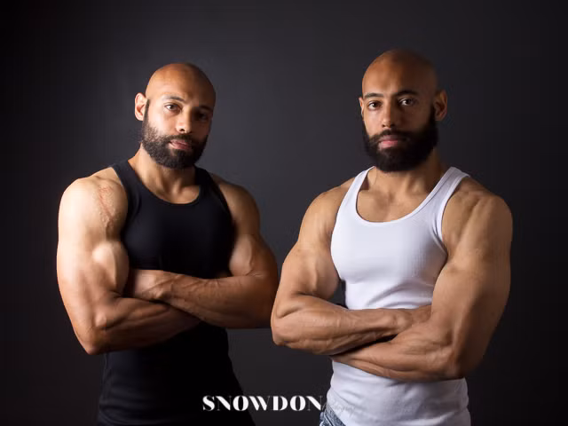  Cặp song sinh Delroy và Trevor Thomas, 35 tuổi sống tại London tập luyện mỗi ngày với nhau trong vòng 20 năm nay và đã dành được nhiều giải thưởng trong các cuộc thi thể hình.