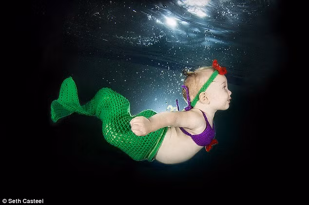 Nàng tiên cá Ayla, 7 tháng tuổi.