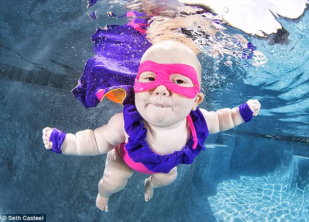 Để tạo thêm màu sắc và sự thú vị cho bức ảnh, các em bé được mặc áo choàng và đeo mặt nạ khi ngụp lặn dưới nước.