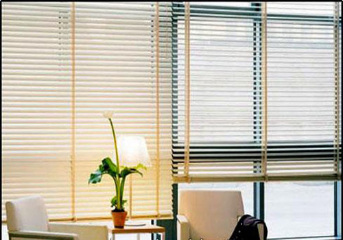 Mành rèm cửa sổ. Theo một điều tra năm 2011 của tạp chí New York Times, mỗi tháng ở Mỹ có một trẻ tử vong do rèm cửa sổ. Hãy cẩn thận với loại nội thất tưởng như vô hại này bằng cách cắt ngắn hoặc giấu kỹ dây kéo rèm, đồng thời hạn chế sử dụng loại mành rèm có cạnh sắc.